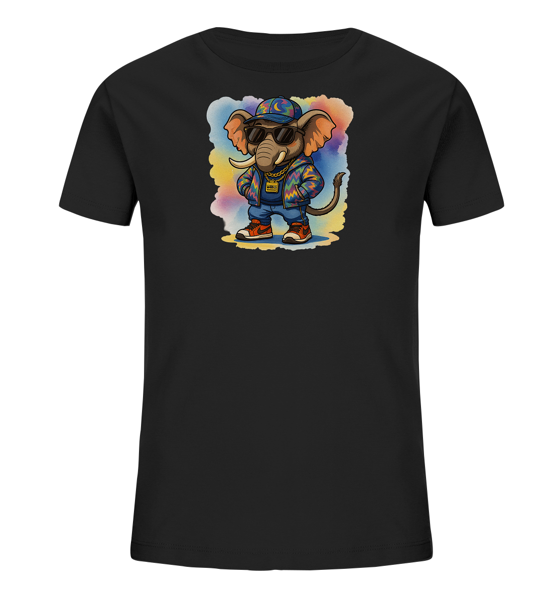 Onlineshop Shirts fuer Kinder - Das Bild zeigt ein schwarzes Kinder-T-Shirt mit einem farbenfrohen Aufdruck auf der Vorderseite. Der Aufdruck stellt einen cartoonhaften Elefanten in cooler Hip-Hop-Kleidung dar, inklusive Kappe, Sonnenbrille und Goldkette. Der Elefant traegt eine bunte Jacke, Jeans und Sportschuhe. Der Hintergrund des Motivs ist eine weiche, mehrfarbige Aquarellwolke.