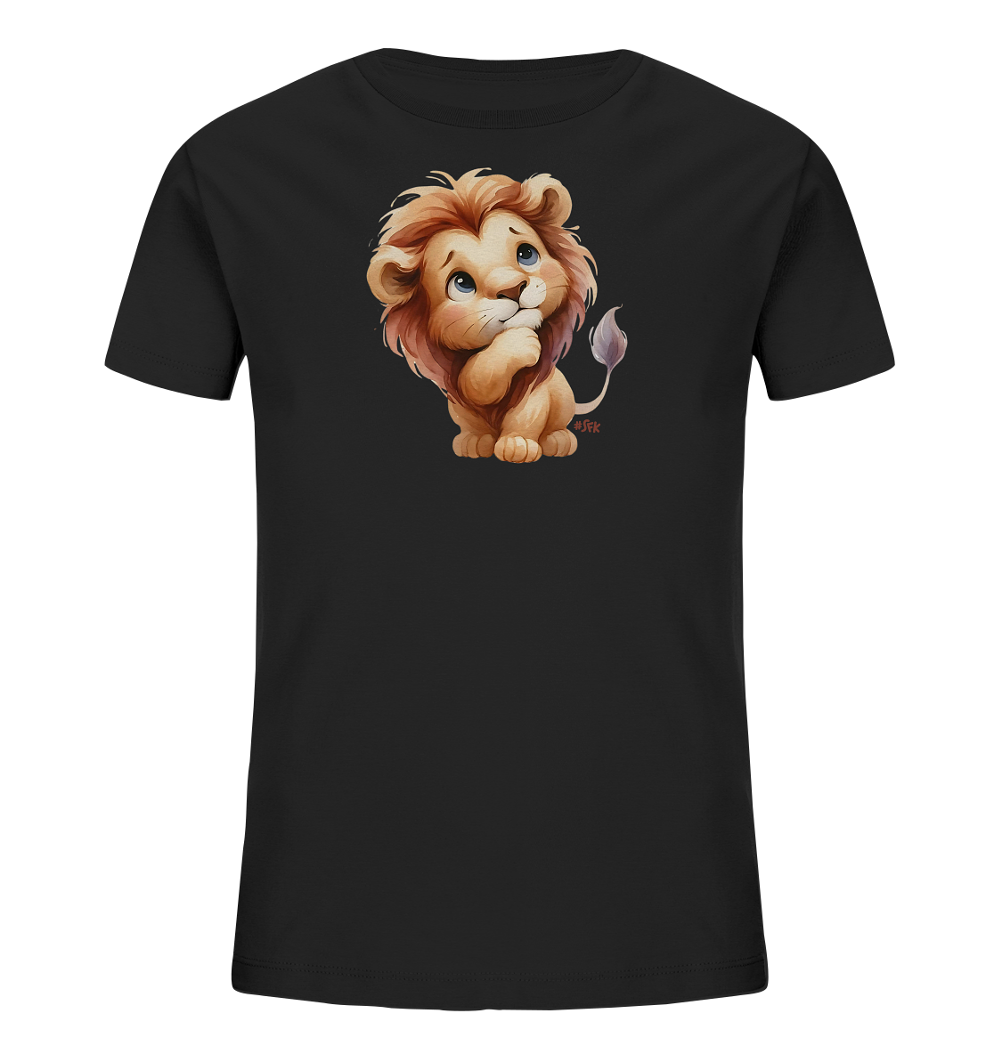 Onlineshop Shirts fuer Kinder - Das Bild zeigt ein schwarzes T-Shirt fuer Kinder mit einer niedlichen Illustration eines Loewenbabys. Der kleine Loewe sitzt mit grossen, blauen Augen und einem nachdenklichen Ausdruck auf der Vorderseite des Shirts. Sein hellbraunes Fell und die orangefarbene Maehne sind detailreich dargestellt. Dieses Motiv verleiht dem T-Shirt einen freundlichen und verspielten Look.