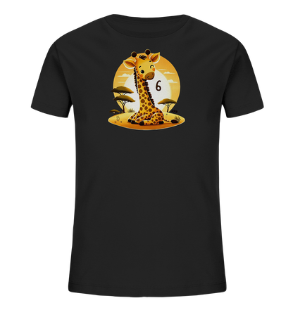 Onlineshop Shirts fuer Kinder - Schwarzes Shirt mit niedlicher Giraffe. Sie sitzt vor einem Sonnenuntergang in der Savanne mit Akazienbaeumen. Daneben ist prominent die Zahl 6 platziert.