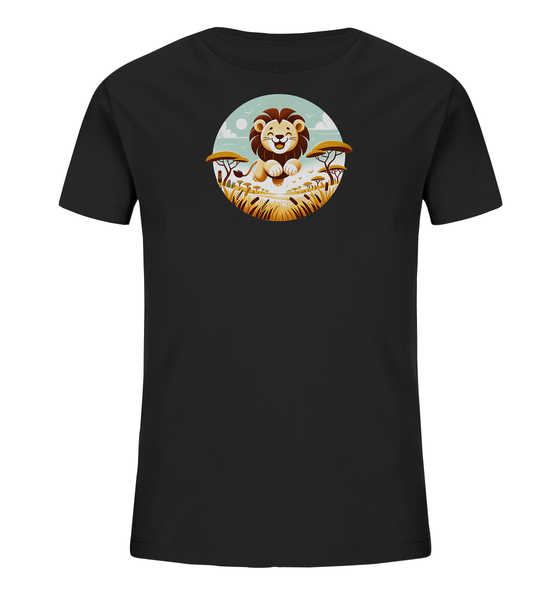 Onlineshop Shirts fuer Kinder - Das Bild zeigt ein schwarzes T-Shirt fuer Kinder mit einer runden Grafik auf der Vorderseite. Diese Grafik zeigt einen freundlichen Cartoon-Loewen, der in einer stilisierten Savannenlandschaft mit goldener Vegetation und Akazienbaeumen sitzt. Im Hintergrund sind ein heller Himmel mit Wolken und fliegende Voegel zu sehen.