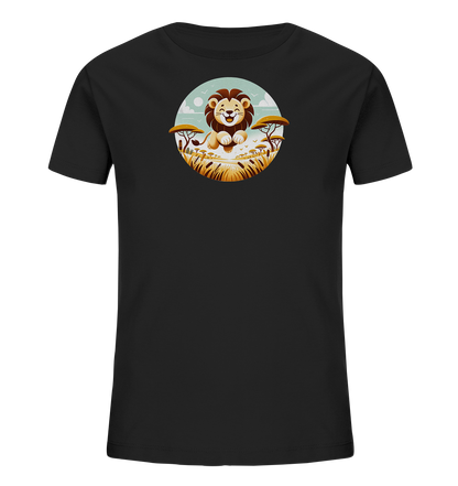 Onlineshop Shirts fuer Kinder - Das Bild zeigt ein schwarzes T-Shirt fuer Kinder mit einer runden Grafik auf der Vorderseite. Diese Grafik zeigt einen freundlichen Cartoon-Loewen, der in einer stilisierten Savannenlandschaft mit goldener Vegetation und Akazienbaeumen sitzt. Im Hintergrund sind ein heller Himmel mit Wolken und fliegende Voegel zu sehen.