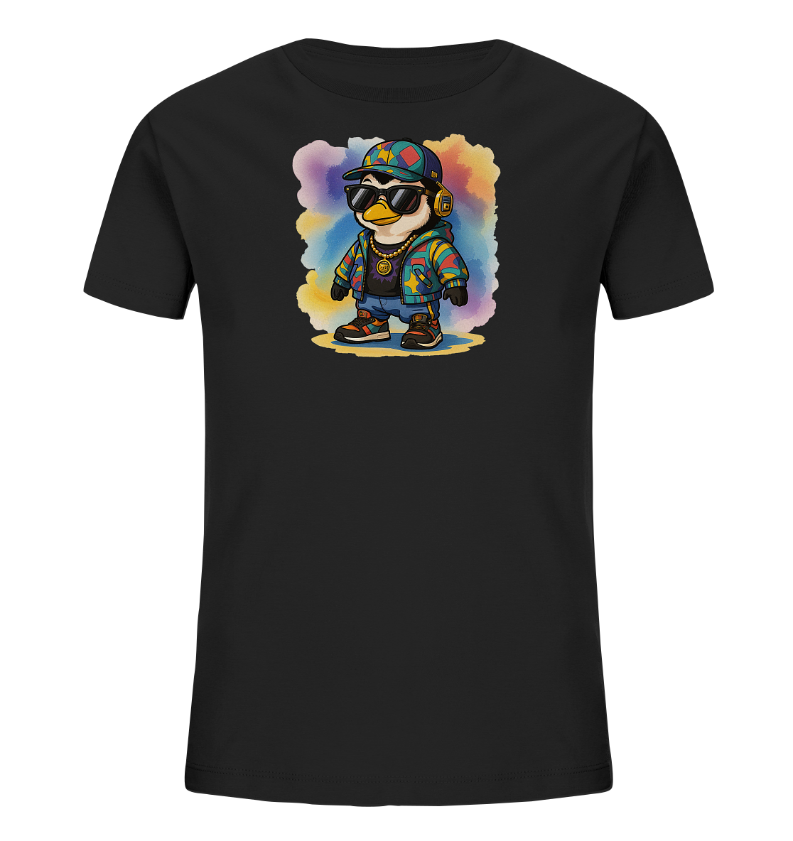 Onlineshop Shirts fuer Kinder - Das schwarze T-Shirt zeigt einen coolen Cartoon-Pinguin. Der Pinguin traegt eine bunte Kappe, Sonnenbrille, Kopfhoerer und eine goldene Kette. Seine Kleidung besteht aus einem gestreiften Hoodie und Jeans, alles vor einem farbenfrohen Aquarell-Hintergrund. Das Motiv verleiht dem Shirt einen verspielten und modernen Look.