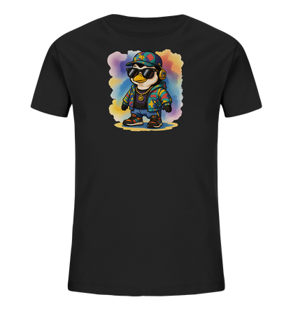 Onlineshop Shirts fuer Kinder - Das schwarze T-Shirt zeigt einen coolen Cartoon-Pinguin. Der Pinguin traegt eine bunte Kappe, Sonnenbrille, Kopfhoerer und eine goldene Kette. Seine Kleidung besteht aus einem gestreiften Hoodie und Jeans, alles vor einem farbenfrohen Aquarell-Hintergrund. Das Motiv verleiht dem Shirt einen verspielten und modernen Look.