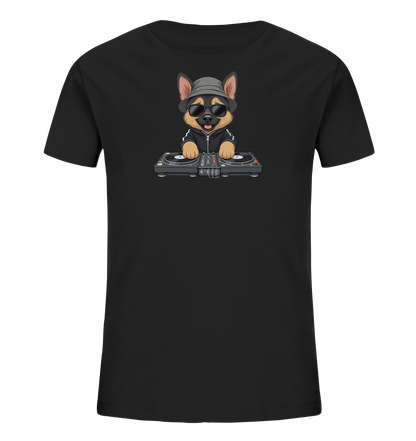 Onlineshop Shirts fuer Kinder - Das schwarze T-Shirt zeigt einen suessen Cartoon-Hund, der eine graue Muetze und Sonnenbrille traegt. Der Hund ist als DJ dargestellt und steht hinter einem Mischpult mit zwei Plattenspielern. Das Design wirkt verspielt und modern. Es ist ideal fuer Kinder.