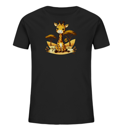 Onlineshop Shirts fuer Kinder - Dieses schwarze Kinder-T-Shirt zeigt eine niedliche Cartoon-Giraffe, die in einer Savannenlandschaft sitzt. Um die Giraffe herum sind stilisierte Baeume und Graeser dargestellt. Die Zahl '6' ist prominent neben der Giraffe platziert. Das froehliche Design ist detailreich und farbenfroh.