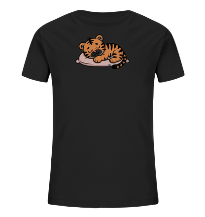 Onlineshop Shirts fuer Kinder - Das Bild zeigt ein schwarzes T-Shirt mit einem niedlichen Aufdruck eines schlafenden Tigerbabys. Der kleine Tiger liegt gemuetlich auf einem hellbraunen Kissen, seine Augen sind geschlossen. Er ist in orange-schwarzen Streifen dargestellt und wirkt sehr friedlich. Das Design ist verspielt und ideal fuer Kinder.