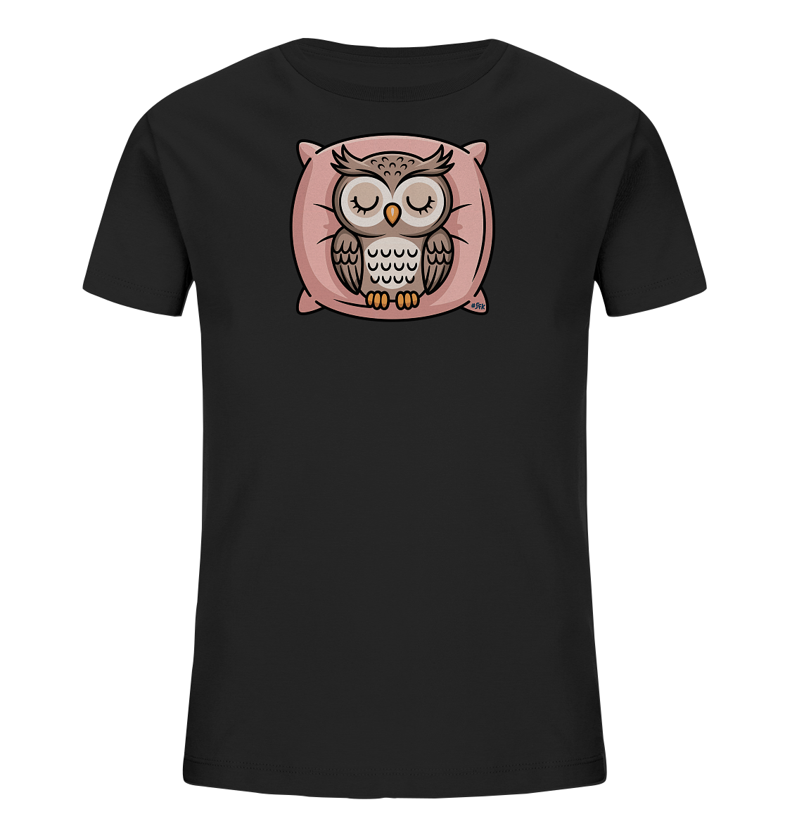 Onlineshop Shirts fuer Kinder - Das Bild zeigt ein schwarzes Kinder-T-Shirt mit einem niedlichen Motiv einer schlafenden Eule. Die Eule sitzt friedlich auf einem rosafarbenen Kissen, ihre Augen sind geschlossen, was einen ruhigen Ausdruck vermittelt. Das Design ist farbenfroh und detailreich, ideal fuer kleine Traeumer. Es hat eine entspannte und beruhigende Ausstrahlung.