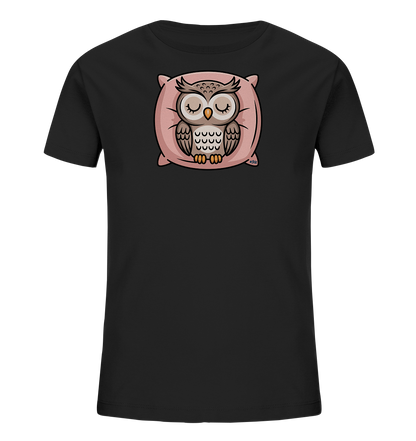Onlineshop Shirts fuer Kinder - Das Bild zeigt ein schwarzes Kinder-T-Shirt mit einem niedlichen Motiv einer schlafenden Eule. Die Eule sitzt friedlich auf einem rosafarbenen Kissen, ihre Augen sind geschlossen, was einen ruhigen Ausdruck vermittelt. Das Design ist farbenfroh und detailreich, ideal fuer kleine Traeumer. Es hat eine entspannte und beruhigende Ausstrahlung.