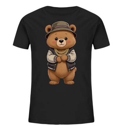 Onlineshop Shirts fuer Kinder - Das Bild zeigt ein schwarzes T-Shirt mit einem niedlichen, braunen Teddybaeren auf der Vorderseite. Der Baer traegt einen braunen Hut, eine zweifarbige College-Jacke und eine auffaellige goldene Kette. Er hat ein freundliches Gesicht und die Pfoten vor dem Koerper verschraenkt. Das Motiv verleiht dem Shirt einen laessigen und verspielten Stil.