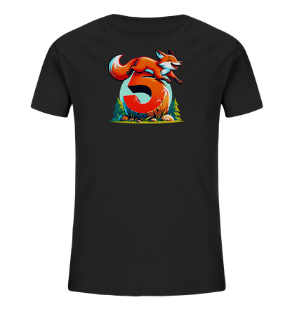 Onlineshop Shirts für Kinder - Das Bild zeigt ein schwarzes T-Shirt für Kinder, das auf der Vorderseite ein farbenfrohes Motiv trägt. Zentral ist die große, orangefarbene Zahl '5' dargestellt, die wie ein Felsen aussieht. Über der Zahl springt ein roter Fuchs mit weißer Schwanzspitze. Das Motiv wird von stilisierten Bäumen und Felsen umrahmt, mit einem hellblauen Kreis im Hintergrund, der an Mond oder Sonne erinnert. Die Gestaltung ist lebendig und verspielt, ideal für ein Kinder-T-Shirt.