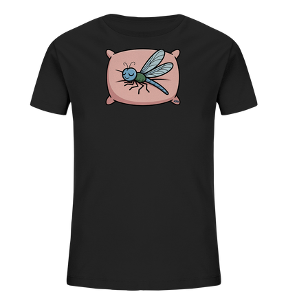 Onlineshop Shirts fuer Kinder - Das Bild zeigt ein schwarzes Kinder-T-Shirt mit einem niedlichen Motiv auf der Vorderseite. Eine blaue Libelle liegt entspannt auf einem rosafarbenen Kissen. Die Libelle hat geschlossene Augen und wirkt friedlich schlafend. Das Design ist cartoonhaft und verleiht dem Shirt einen verspielten Look.