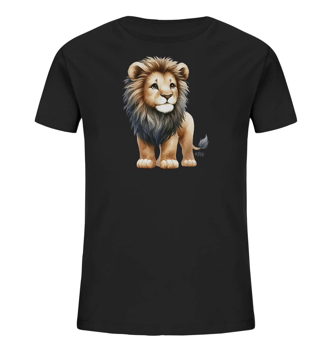 Onlineshop Shirts fuer Kinder - Auf einem schwarzen T-Shirt ist ein entzueckendes Bild eines jungen Loewen zu sehen. Der Loewe steht auf allen Vieren und hat eine beeindruckende, aber weiche Maehne. Seine Augen blicken sanft zur Seite, was ihm einen liebenswerten Ausdruck verleiht. Das Motiv ist zentral auf dem Shirt platziert.