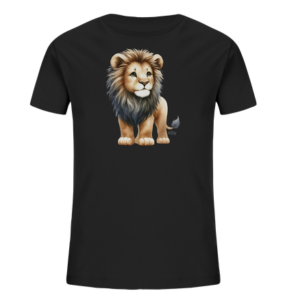 Onlineshop Shirts fuer Kinder - Auf einem schwarzen T-Shirt ist ein entzueckendes Bild eines jungen Loewen zu sehen. Der Loewe steht auf allen Vieren und hat eine beeindruckende, aber weiche Maehne. Seine Augen blicken sanft zur Seite, was ihm einen liebenswerten Ausdruck verleiht. Das Motiv ist zentral auf dem Shirt platziert.