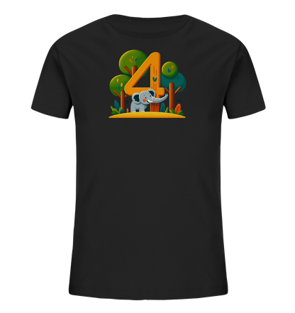 Onlineshop Shirts fuer Kinder - Das Bild zeigt ein schwarzes T-Shirt mit einem farbenfrohen Druck auf der Vorderseite. Der Druck stellt eine Szene mit einem freundlichen, grauen Cartoon-Elefanten dar, der neben einer grossen, orangefarbenen Zahl '4' steht. Im Hintergrund sind gruene Baeume und Blaetter in einem illustrativen Stil zu sehen, was dem Design eine verspielte und naturverbundene Atmosphaere verleiht. Dieses Motiv ist ideal fuer Kinder.