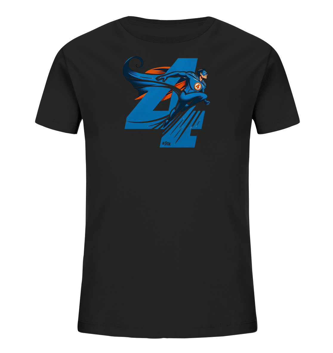 Onlineshop Shirts fuer Kinder - Dieses schwarze T-Shirt fuer Kinder zeigt eine grosse blaue Zahl '4' im Hintergrund. Davor ist ein dynamischer Superheld in einem blauen Anzug mit wehendem Umhang dargestellt. Der Held traegt eine Maske und ein Emblem mit der Zahl '4' auf der Brust. Das Design verwendet kraeftige Blau- und Orangetoene.