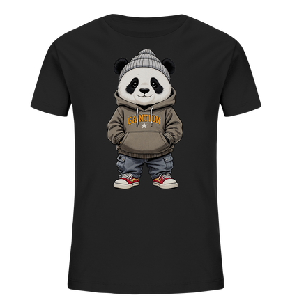 Onlineshop Shirts fuer Kinder - Das Bild zeigt ein schwarzes Kinder-T-Shirt mit einem stilisierten Panda-Motiv auf der Vorderseite. Der Panda traegt eine graue Strickmuetze, einen braunen Kapuzenpullover, eine Jeanshose und rote Turnschuhe. Er steht mit den Haenden in den Taschen und hat einen freundlichen Ausdruck. Das gesamte Design wirkt modern und ansprechend fuer Kinder.