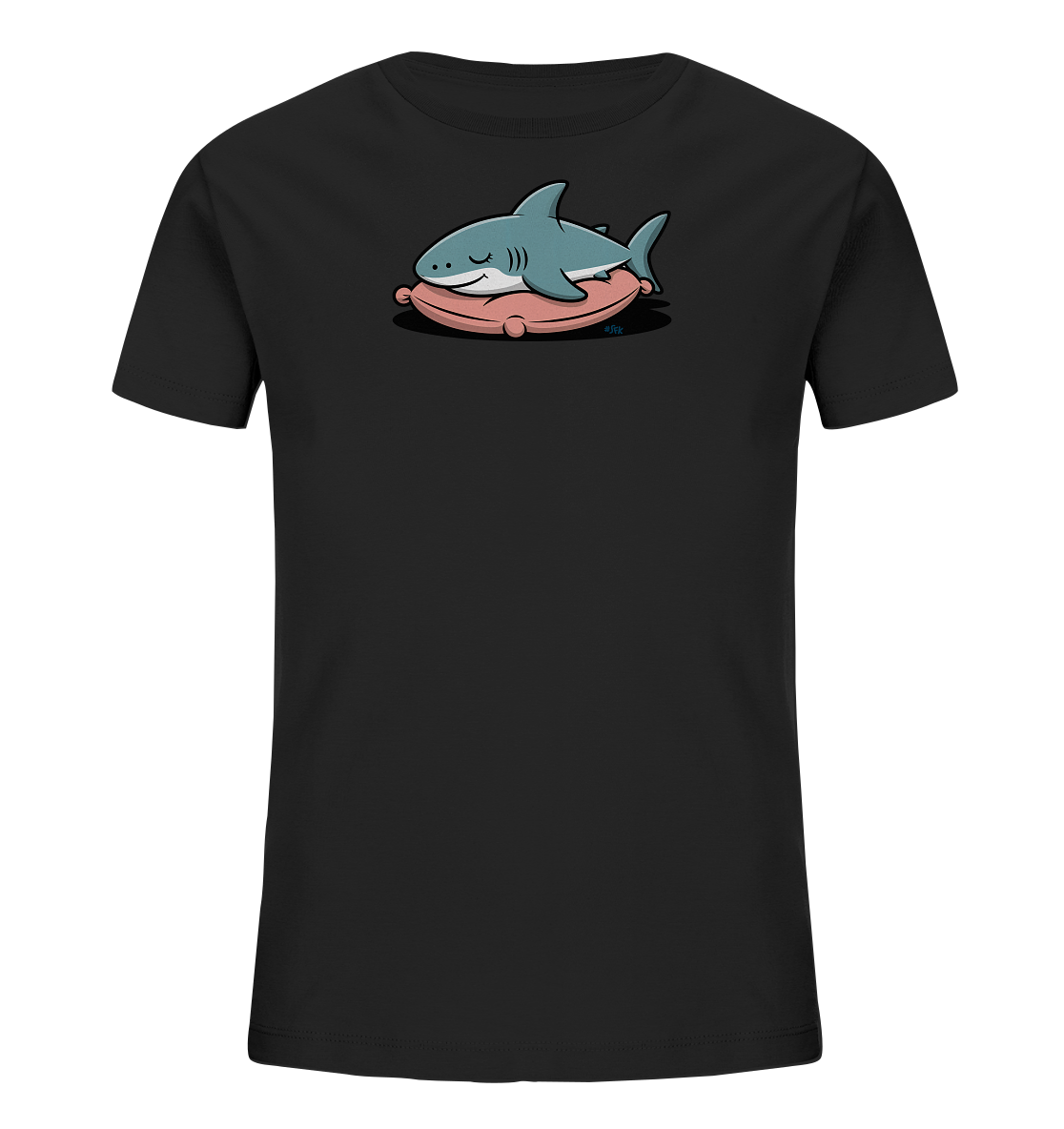 Onlineshop Shirts fuer Kinder - Das schwarze Kinder-T-Shirt zeigt einen schlafenden, hellblauen Cartoon-Hai, der gemuetlich auf einem rosafarbenen Kissen liegt. Der Hai hat geschlossene Augen und einen ruhigen Ausdruck. Das Design wirkt friedlich und niedlich, ideal fuer kleine Hai-Fans.