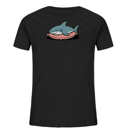 Onlineshop Shirts fuer Kinder - Das schwarze Kinder-T-Shirt zeigt einen schlafenden, hellblauen Cartoon-Hai, der gemuetlich auf einem rosafarbenen Kissen liegt. Der Hai hat geschlossene Augen und einen ruhigen Ausdruck. Das Design wirkt friedlich und niedlich, ideal fuer kleine Hai-Fans.