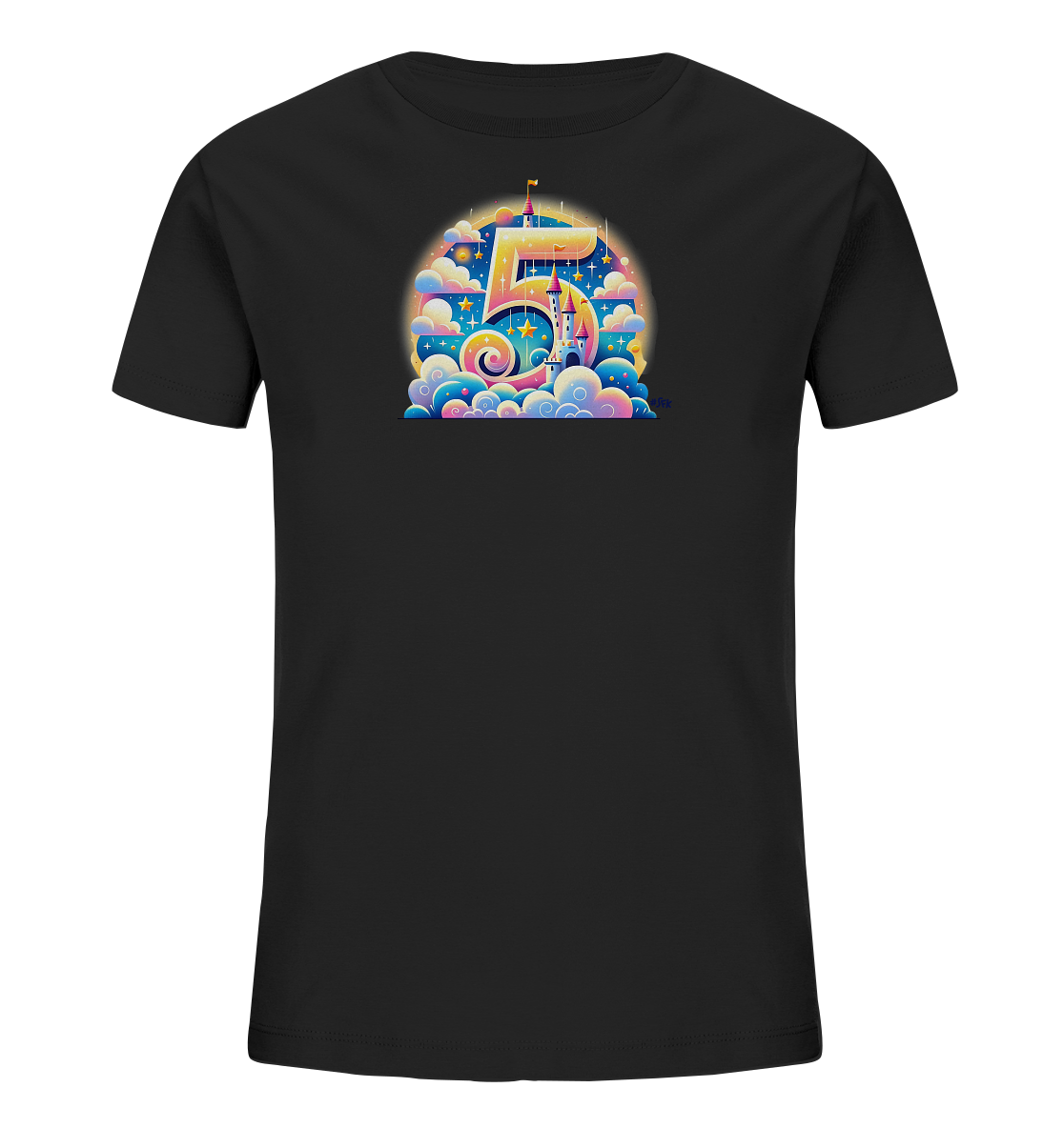 Onlineshop Shirts für Kinder - Das Bild zeigt ein schwarzes T-Shirt für Kinder mit einem lebhaften, märchenhaften Motiv auf der Vorderseite. Im Zentrum des Designs steht die große, gold-gelbe Zahl '5', umgeben von bunten Wolken, Sternen und einem fantastischen Schloss mit Fahnen. Ein geschwungenes, mehrfarbiges Band windet sich um die Zahl, was dem Motiv eine dynamische Note verleiht. Die Darstellung ist reich an Farben und fantasievollen Details.
