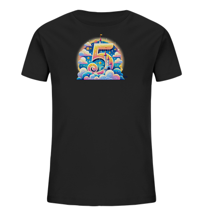 Onlineshop Shirts für Kinder - Das Bild zeigt ein schwarzes T-Shirt für Kinder mit einem lebhaften, märchenhaften Motiv auf der Vorderseite. Im Zentrum des Designs steht die große, gold-gelbe Zahl '5', umgeben von bunten Wolken, Sternen und einem fantastischen Schloss mit Fahnen. Ein geschwungenes, mehrfarbiges Band windet sich um die Zahl, was dem Motiv eine dynamische Note verleiht. Die Darstellung ist reich an Farben und fantasievollen Details.