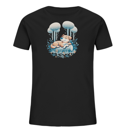 Onlineshop Shirts fuer Kinder - Das schwarze Kinder-T-Shirt zeigt eine Illustration eines schlafenden Hundes auf einem Baumstamm. Er ist umgeben von gruenen Pflanzen, kleinen Blumen und stilisierten Baeumen im Hintergrund. Das Design hat einen friedlichen und natuerlichen Look.