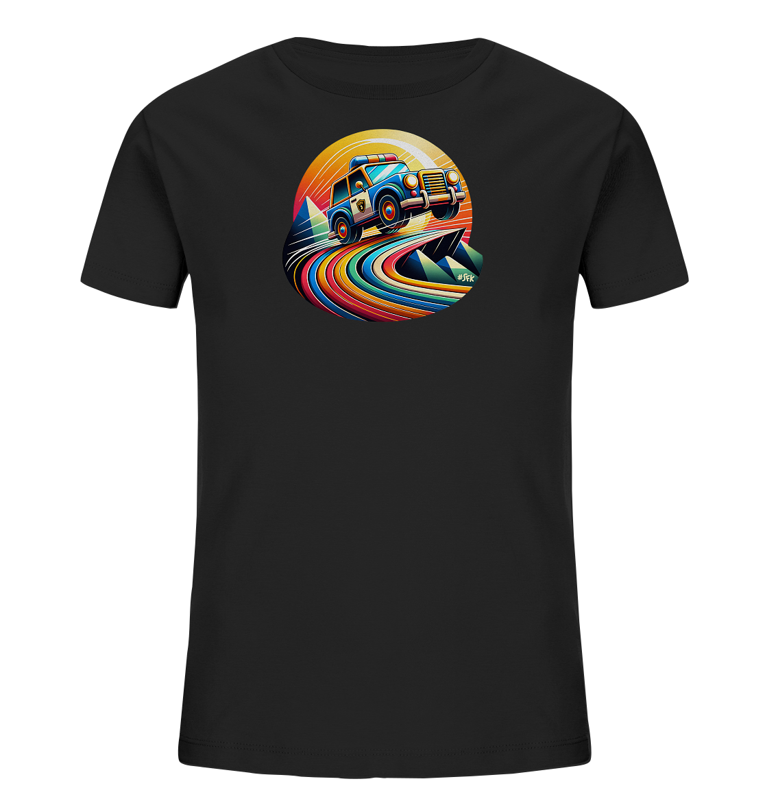 Onlineshop Shirts fuer Kinder - Das schwarze T-Shirt zeigt eine dynamische, runde Grafik eines blauen Polizei Autos in Aktion. Es springt ueber eine Rampe, umgeben von bunten, geschwungenen Linien, die Bewegung darstellen. Im Hintergrund ist ein farbintensiver Sonnenuntergang zu sehen. Abstrakte geometrische Formen ergaenzen das lebhafte Motiv.