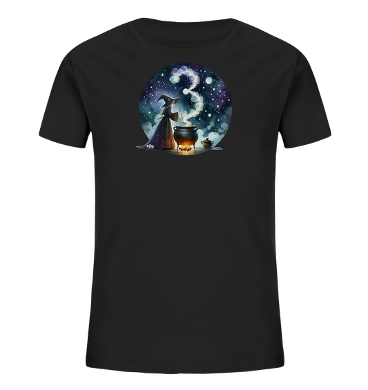 Onlineshop Shirts fuer Kinder - Das Bild zeigt ein schwarzes Kinder-T-Shirt mit einem runden, farbigen Motiv. Darauf ist eine Hexe an einem brodelnden Kessel zu sehen, aus dem magischer Rauch in Form einer '3' aufsteigt. Der Hintergrund stellt einen sternenklaren Nachthimmel dar, ergaenzt durch Wolken. Neben dem Kessel stehen kleine Behaelter, was dem Design eine geheimnisvolle Atmosphaere verleiht.