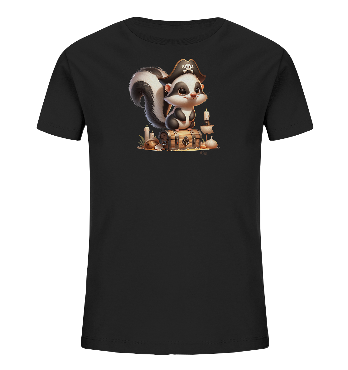 Onlineshop Shirts fuer Kinder - Das Bild zeigt ein schwarzes Kinder-T-Shirt mit einem detaillierten Druck auf der Vorderseite. Der Druck zeigt einen niedlichen Cartoon-Skunk, der eine Piratenmuetze traegt und auf einer hoelzernen Schatzkiste sitzt. Um die Kiste herum liegen verschiedene Piraten-Elemente wie Kerzen und ein kleines Schiff. Die Illustration wirkt detailreich und verspielt.