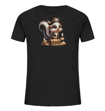 Onlineshop Shirts fuer Kinder - Das Bild zeigt ein schwarzes Kinder-T-Shirt mit einem detaillierten Druck auf der Vorderseite. Der Druck zeigt einen niedlichen Cartoon-Skunk, der eine Piratenmuetze traegt und auf einer hoelzernen Schatzkiste sitzt. Um die Kiste herum liegen verschiedene Piraten-Elemente wie Kerzen und ein kleines Schiff. Die Illustration wirkt detailreich und verspielt.