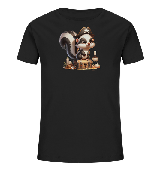 Onlineshop Shirts fuer Kinder - Das Bild zeigt ein schwarzes Kinder-T-Shirt mit einem detaillierten Druck auf der Vorderseite. Der Druck zeigt einen niedlichen Cartoon-Skunk, der eine Piratenmuetze traegt und auf einer hoelzernen Schatzkiste sitzt. Um die Kiste herum liegen verschiedene Piraten-Elemente wie Kerzen und ein kleines Schiff. Die Illustration wirkt detailreich und verspielt.