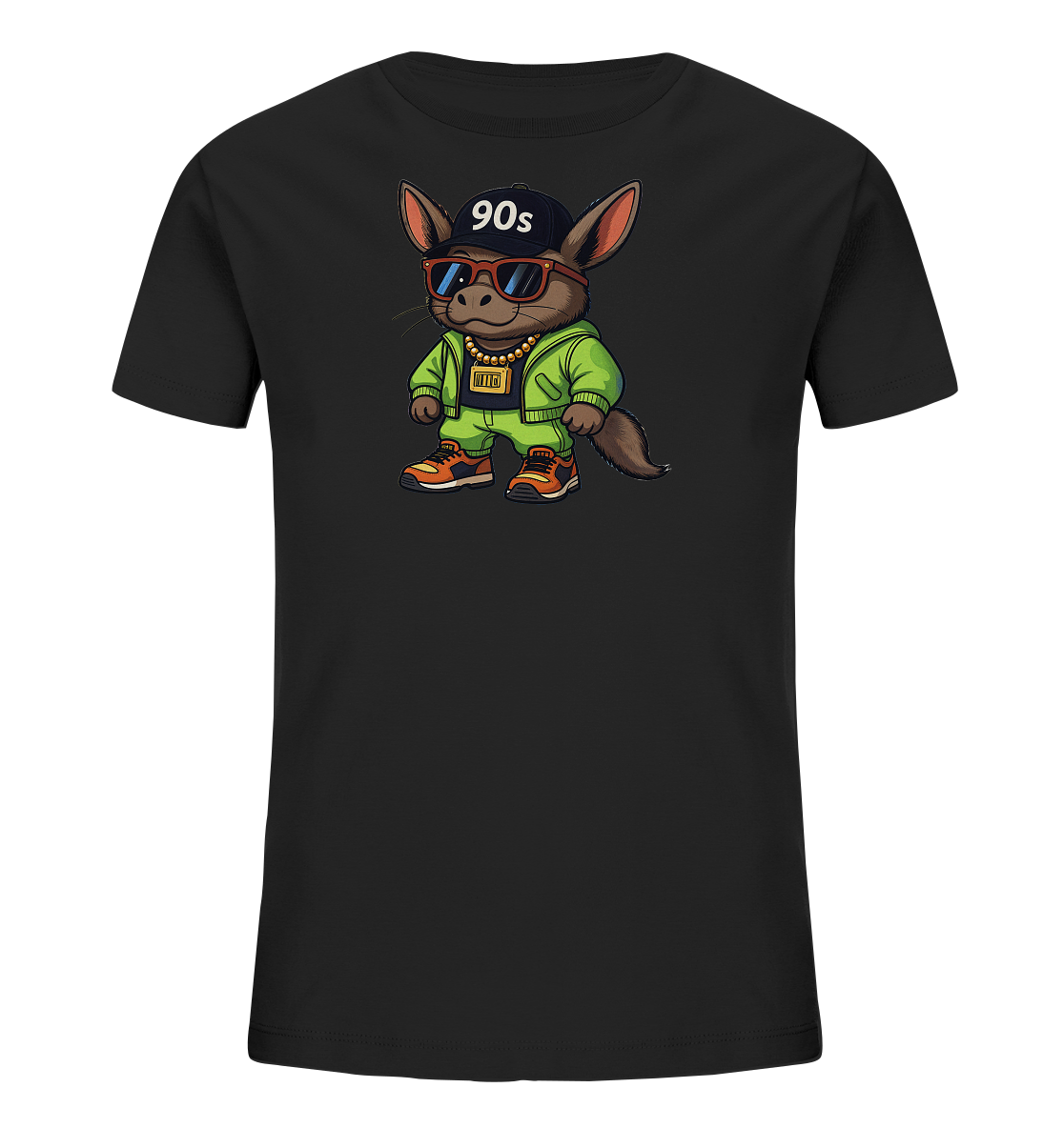 Onlineshop Shirts fuer Kinder - Das Bild zeigt ein schwarzes Kinder-T-Shirt mit einer zentralen Illustration eines Tieres. Die Figur traegt eine gruene Trainingsjacke, eine goldene Halskette und eine schwarze Baseballkappe mit der Aufschrift „90s“. Rote Sonnenbrillen und orangefarbene Turnschuhe ergaenzen die Kleidung. Das Motiv im Streetwear-Stil ist detailreich gestaltet und hebt sich deutlich vom dunklen Stoff ab.