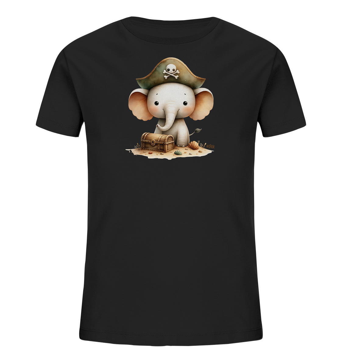 Onlineshop Shirts fuer Kinder - Das Bild zeigt ein schwarzes Kinder-T-Shirt mit einem niedlichen Aufdruck eines Baby-Elefanten. Der Elefant traegt einen Piratenhut mit Totenkopfsymbol und sitzt vor einer kleinen Schatzkiste auf einem sandigen Untergrund mit Muscheln. Die Illustration ist detailreich und in einem freundlichen Stil gehalten.
