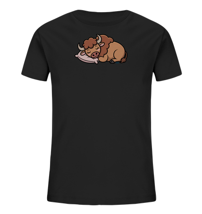Onlineshop Shirts fuer Kinder - Das Bild zeigt ein schwarzes T-Shirt fuer Kinder. Auf der Vorderseite ist eine suesse, cartoonartige Illustration eines schlafenden braunen Bisonkalbs abgebildet. Das Kalb liegt entspannt auf einem hellrosa Kissen. Dieses Design verleiht dem Shirt eine ruhige und niedliche Ausstrahlung.