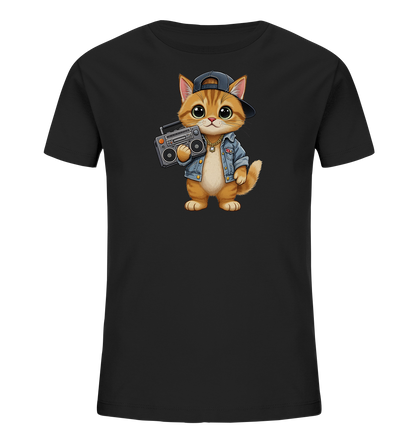 Onlineshop Shirts fuer Kinder - Das Bild zeigt ein schwarzes T-Shirt mit einem niedlichen Comic-Motiv. Im Zentrum ist eine orangefarbene Katze abgebildet, die eine Jeansjacke, eine Kappe und eine goldene Kette traegt. Sie haelt einen klassischen Ghettoblaster in den Pfoten. Das Design verleiht dem Shirt einen verspielten und laessigen Charakter.