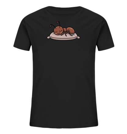 Onlineshop Shirts fuer Kinder - Das Bild zeigt ein schwarzes T-Shirt fuer Kinder. Auf der Vorderseite ist eine braune, cartoonartige Ameise abgebildet, die friedlich auf einem hellen, kissenartigen Objekt schlaeft. Die Ameise hat geschlossene Augen und einen zufriedenen Ausdruck, was dem Design eine ruhige und niedliche Note verleiht.