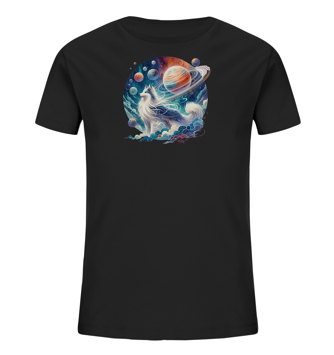 Onlineshop Shirts fuer Kinder - Das Bild zeigt ein schwarzes T-Shirt mit einem runden, farbenfrohen Grafikdruck auf der Vorderseite. Der Druck stellt eine Illustration eines weissen, wolfsaehnlichen Wesens dar, das inmitten von Wolken sitzt. Im Hintergrund der Illustration ist ein Weltraumhimmel mit Planeten, darunter ein Ringplanet, zu sehen. Die Gestaltung kombiniert Elemente von Natur und Kosmos in einem aetherischen Stil.