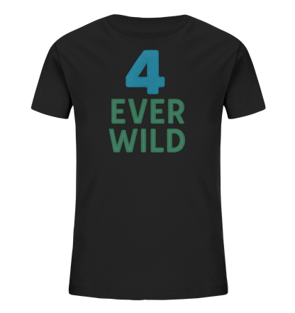Onlineshop Shirts fuer Kinder - Das Bild zeigt ein schwarzes Kinder T-Shirt mit einem Aufdruck auf der Vorderseite. Der Aufdruck besteht aus der Zahl '4' in blauer Farbe. Darunter steht der Schriftzug "EVER WILD" in gruenen Grossbuchstaben. Das gesamte Design ist mittig auf dem Shirt positioniert.