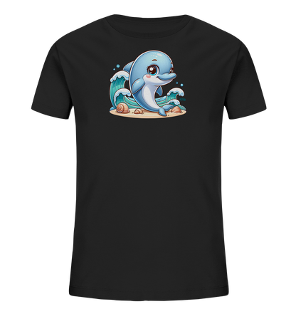 Onlineshop Shirts fuer Kinder - Das Bild zeigt ein schwarzes T-Shirt fuer Kinder. Auf der Vorderseite ist eine niedliche Cartoon-Grafik eines blauen Delfins abgebildet. Der Delfin sitzt auf Sand neben Wellen, Muscheln und kleinen Blasen. Eine farbenfrohe und verspielte Illustration.