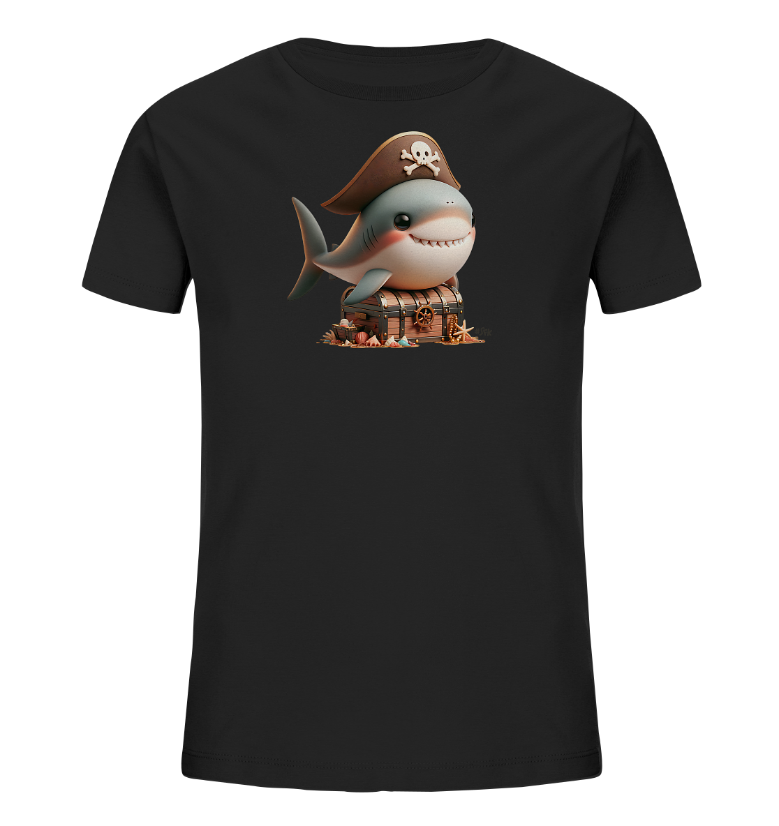 Onlineshop Shirts fuer Kinder - Dieses schwarze Kinder-T-Shirt zeigt eine detailreiche Illustration eines niedlichen Cartoon-Hais im Piratenkostuem. Der Hai mit freundlichem Laecheln und Augenklappe traegt einen braunen Piratenhut mit Totenkopf. Er sitzt auf einer prall gefuellten Schatzkiste, umgeben von Muscheln und Seesternen. Das Design wirkt verspielt und abenteuerlich.