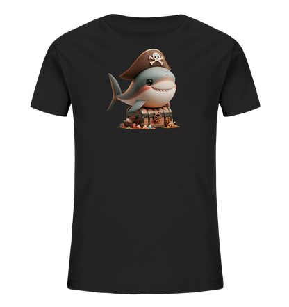 Onlineshop Shirts fuer Kinder - Dieses schwarze Kinder-T-Shirt zeigt eine detailreiche Illustration eines niedlichen Cartoon-Hais im Piratenkostuem. Der Hai mit freundlichem Laecheln und Augenklappe traegt einen braunen Piratenhut mit Totenkopf. Er sitzt auf einer prall gefuellten Schatzkiste, umgeben von Muscheln und Seesternen. Das Design wirkt verspielt und abenteuerlich.