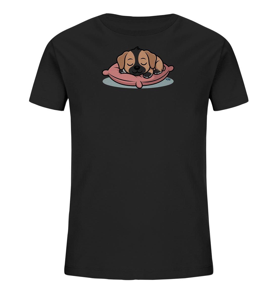 Onlineshop Shirts fuer Kinder - Das Bild zeigt ein schwarzes Kinder-T-Shirt mit einer niedlichen, cartoonhaften Illustration eines schlafenden Welpen. Der Welpe liegt gemuetlich auf einem rosafarbenen Kissen, mit geschlossenen Augen und einem zufriedenen Ausdruck. Das Fell des Welpen ist braun-schwarz gefaerbt, und seine kleinen Pfoten sind unter dem Kopf versteckt. Das Design wirkt sanft und beruhigend, ideal fuer junge Traeger.