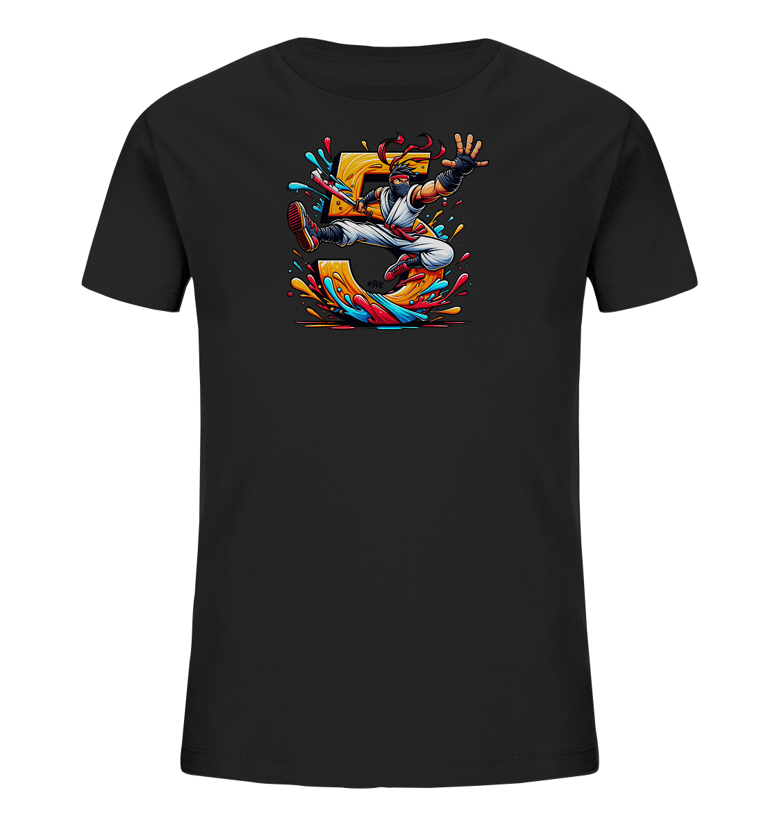 Onlineshop Shirts fuer Kinder - Das Bild zeigt ein schwarzes Kinder-T-Shirt mit einem auffaelligen Design auf der Vorderseite. Es ist eine grosse, goldene Zahl fuenf dargestellt, um die herum bunte Farbspritzer in Rot, Blau und Gelb zu sehen sind. Ein Charakter in Ninja-Kleidung springt dynamisch vor der Zahl, was ein actionreiches Motiv ergibt. Das gesamte Design wirkt lebendig und farbenfroh.