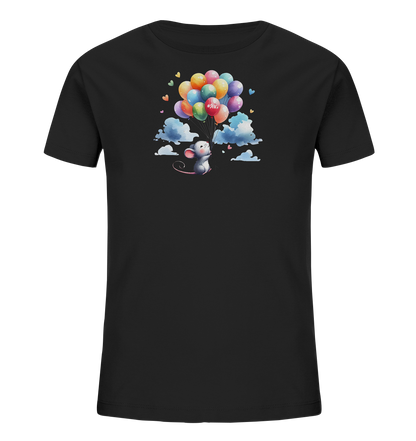 Onlineshop Shirts für Kinder - Das Bild zeigt ein schwarzes Kinder-T-Shirt mit einem farbenfrohen Druck auf der Vorderseite. Das Motiv stellt eine niedliche, cartoonhafte Maus dar, die mit einem Bündel bunter Ballons durch die Luft fliegt. Um die Maus herum sind Wolken und kleine Herzen zu sehen, und auf einem der Ballons steht der Schriftzug "#SFK.". Dieses verspielte Design verleiht dem Shirt einen fröhlichen und fantasievollen Look.