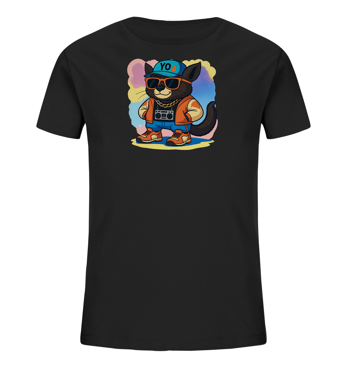 Onlineshop Shirts fuer Kinder - Das schwarze T-Shirt zeigt ein cooles, cartoonartiges Tier in modischer Kleidung. Das Tier traegt eine orangefarbene Jacke, blaue Hose, Sonnenbrille und eine blaue Kappe. Es hat eine goldene Kette um den Hals und haelt einen kleinen Radiorekorder. Das Motiv ist vor einem abstrakten, farbenfrohen Hintergrund platziert, was dem Shirt einen dynamischen Look verleiht.