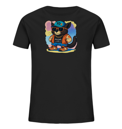 Onlineshop Shirts fuer Kinder - Das schwarze T-Shirt zeigt ein cooles, cartoonartiges Tier in modischer Kleidung. Das Tier traegt eine orangefarbene Jacke, blaue Hose, Sonnenbrille und eine blaue Kappe. Es hat eine goldene Kette um den Hals und haelt einen kleinen Radiorekorder. Das Motiv ist vor einem abstrakten, farbenfrohen Hintergrund platziert, was dem Shirt einen dynamischen Look verleiht.