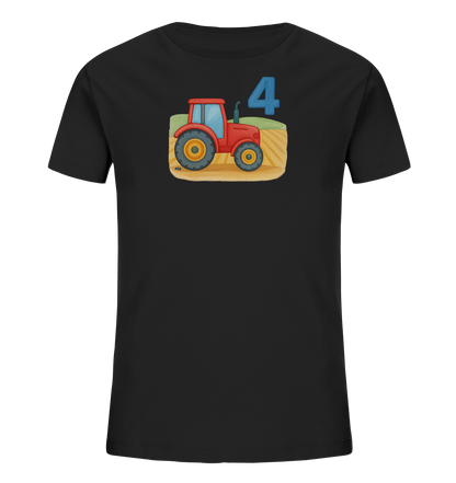 Onlineshop Shirts fuer Kinder - Das Bild zeigt ein schwarzes Kinder-T-Shirt mit einer Illustration auf der Vorderseite. Das Motiv zeigt einen roten Traktor auf einem Feld mit gelben und gruenen Abschnitten. Daneben ist eine grosse, blaue Zahl '4' platziert. Das Design hat einen verspielten, gezeichneten Stil.