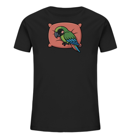 Onlineshop Shirts fuer Kinder - Das Bild zeigt ein schwarzes Kinder-T-Shirt mit einem niedlichen Aufdruck. Darauf ist ein gruener Papagei abgebildet, der mit geschlossenen Augen auf einem kissenartigen, orangefarbenen Untergrund schlaeft. Die Fluegel und der Schwanz des Papageis sind in verschiedenen Blautoenen gehalten, was einen farblichen Kontrast bildet. Das Design wirkt ruhig und liebenswert.