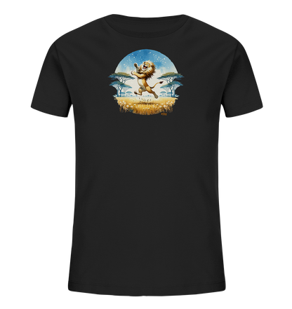 Onlineshop Shirts fuer Kinder - Das Bild zeigt ein schwarzes Kinder-T-Shirt mit einem kreisfoermigen Motiv in der Mitte. Die Illustration stellt einen springenden Loewen in einer afrikanischen Savannenlandschaft mit Baeumen, hohem Gras und einem sternenklaren Himmel dar. Das Design ist farbenfroh und vermittelt eine lebendige Atmosphaere, ideal fuer ein verspieltes Kinder-Outfit.