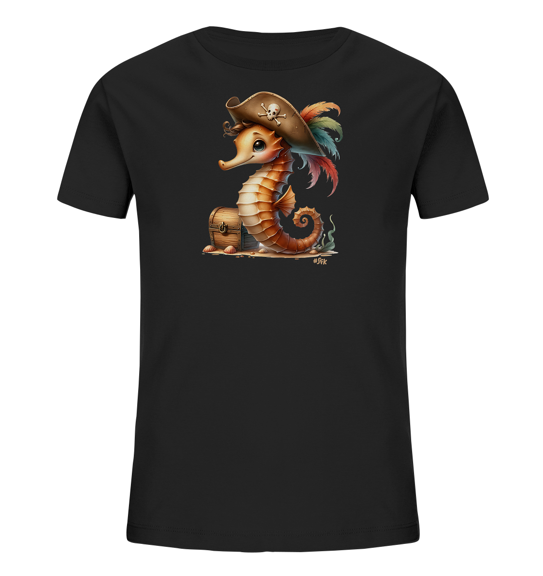 Onlineshop Shirts fuer Kinder - Das Bild zeigt ein schwarzes T-Shirt fuer Kinder mit einer verspielten Illustration auf der Vorderseite. Zu sehen ist ein orangefarbenes Seepferdchen, das einen Piratenhut mit Totenkopf und bunten Federn traegt. Das Seepferdchen sitzt auf Sand neben einer kleinen Holzkiste, die einer Schatztruhe aehnelt. Das Motiv strahlt eine maritime und abenteuerliche Stimmung aus.