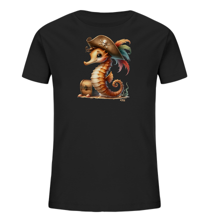 Onlineshop Shirts fuer Kinder - Das Bild zeigt ein schwarzes T-Shirt fuer Kinder mit einer verspielten Illustration auf der Vorderseite. Zu sehen ist ein orangefarbenes Seepferdchen, das einen Piratenhut mit Totenkopf und bunten Federn traegt. Das Seepferdchen sitzt auf Sand neben einer kleinen Holzkiste, die einer Schatztruhe aehnelt. Das Motiv strahlt eine maritime und abenteuerliche Stimmung aus.
